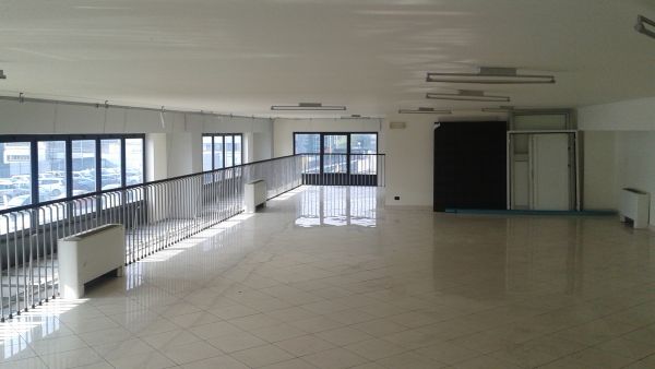 Immobile in Cornate d'Adda - Edificio direzionale
